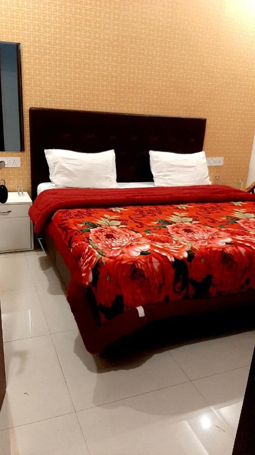 Zirakpur Hotel Hollywood מראה חיצוני תמונה