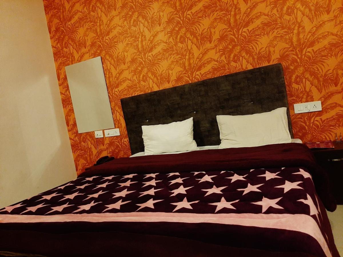 Zirakpur Hotel Hollywood מראה חיצוני תמונה