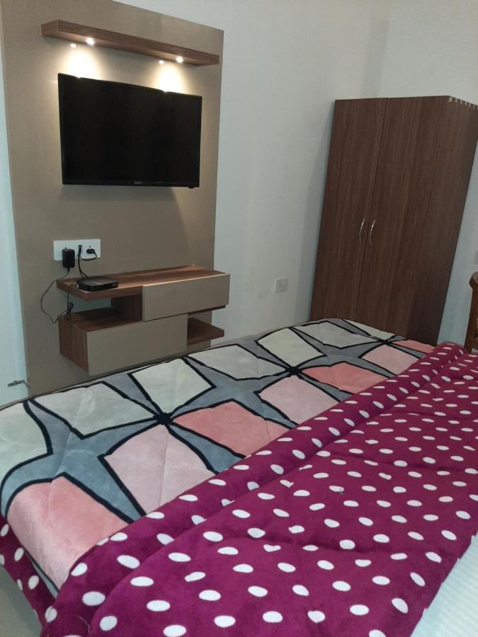 Zirakpur Hotel Hollywood מראה חיצוני תמונה